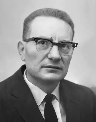 Учебник по экономике Обладая обширными познаниями Самуэльсон решил написать - фото 22