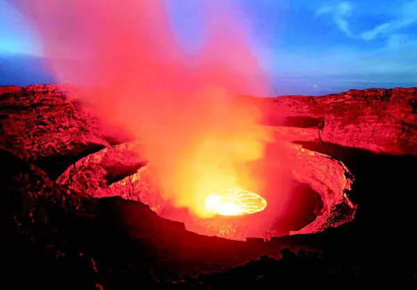 Озеро лавы образовавшееся в главном кратере вулкана Ньирагонго расположенного - фото 27