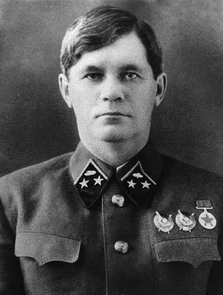 Командир 1 й танковой бригады Василий Иванович Иванов на фото 1941 года он в - фото 70