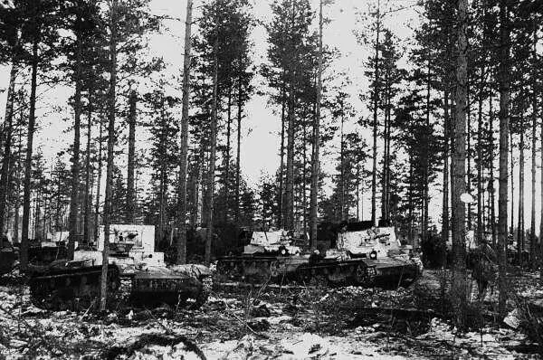 Танки Т26 35й танковой бригады выдвигаются на рубеж атаки Февраль 1940 года - фото 71