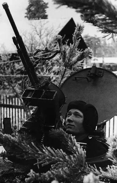 Экипаж танка Т26 с зенитной турелью П40 ведет наблюдение за воздушным - фото 93