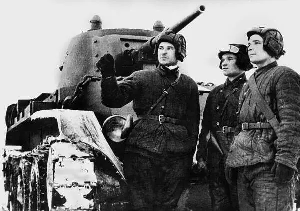 Экипаж танка БТ7 из состава 13й легкотанковой бригады уточняет боевую задачу - фото 97