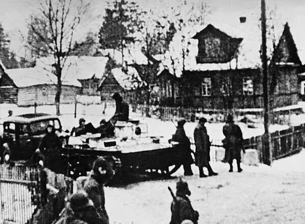 Танк Т38 сопровождает колонну машин Карельский перешеек февраль 1940 года - фото 104