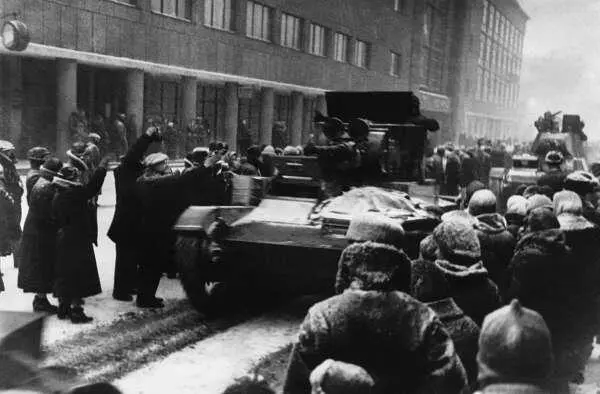 Встреча танкистов возвращающихся с фронта после войны Ленинград 27 марта - фото 111