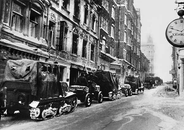 Бронированные тягачи Комсомолец на улице Выборга 13 марта 1940 года АСКМ - фото 116