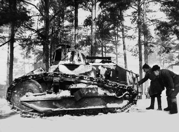 Советские солдаты осматривают трофейный финский танк Рено Район станции - фото 122