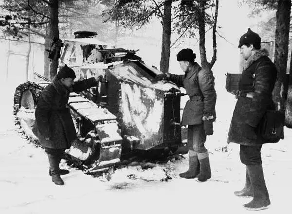 Захваченный в районе станции Перо танк Рено вид сзади Февраль 1940 года - фото 123