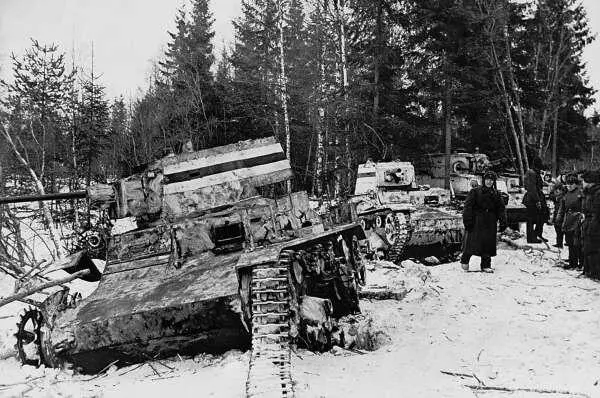 Финские виккерсы подбитые в бою 26 февраля 1940 года в районе Хонканиеми На - фото 127