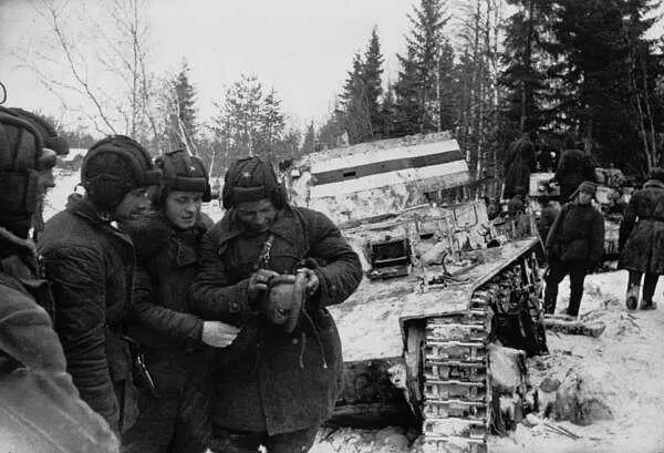 Советские танкисты рассматривают финский танковый шлем захваченный в одном из - фото 128