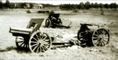 Брошенные гаубицы обр 191030 гг Хорошо видно что гаубицу на переднем плане - фото 101