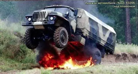 Прыжок автомобиля Урал43206 над пламенем Не каждый грузовик способен - фото 167