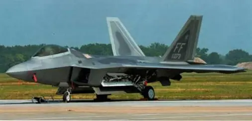 Над приборной доской F22A по центру расположен широкоугольный монохромный - фото 131