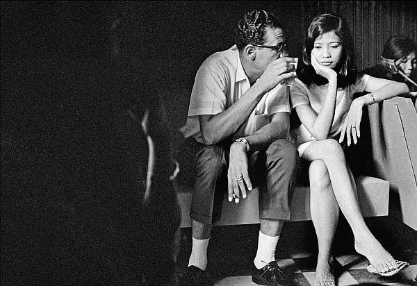 Западный мужчина с вьетнамской девушкой из бара Сайгон 1966 г Marilyn - фото 11