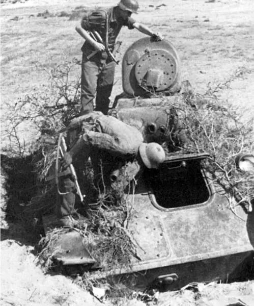 Немцы осматривают подбитый танк Т70 Район Сталинграда июль август 1942 г - фото 15
