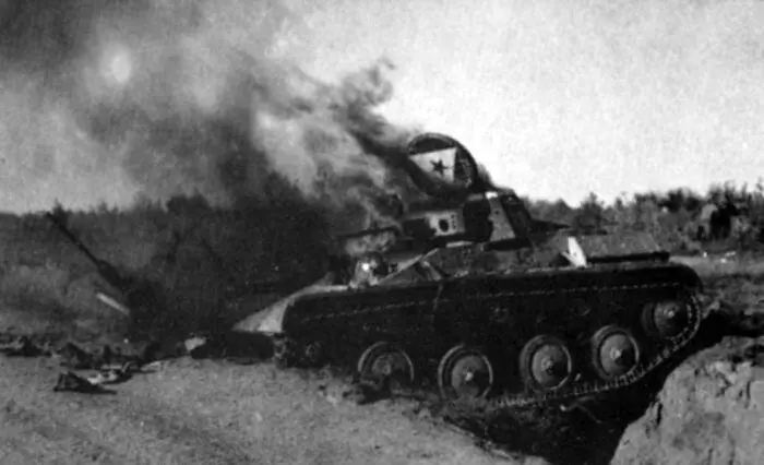 Горящий танк Т60 подбитый на подступах к Сталинграду Летом и осенью 1942 г - фото 17