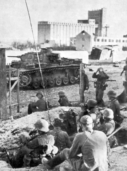 Немецкие танки на улицах Сталинграда К 14 ноября снабжение 62й армии по Волге - фото 25