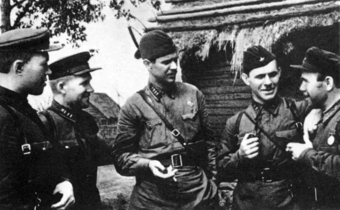 Командир 371й стрелковой дивизии полковник НН Олешев с офицерами штаба в - фото 29
