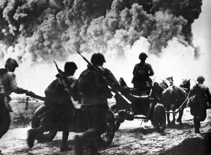 В огонь Вердена нового времени Расчет 45мм орудия меняет позицию Лето 1942 - фото 30
