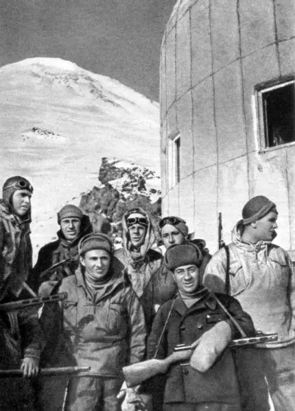 Группа альпинистов установивших советский флаг на Эльбрусе у Приюта - фото 39