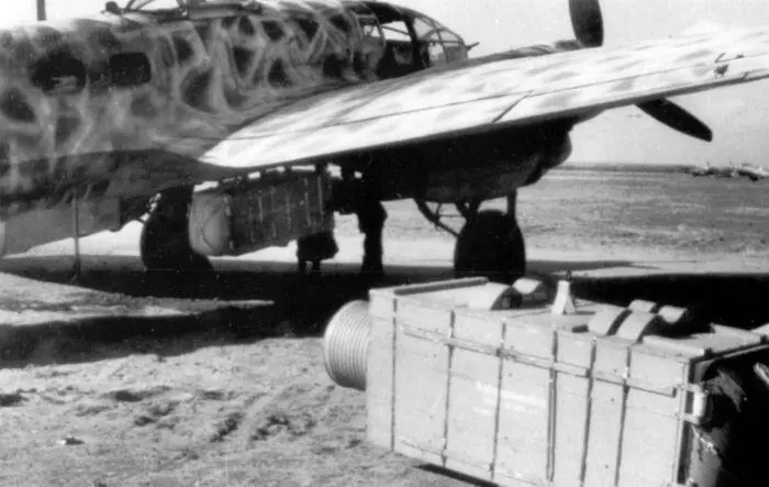 Подвеска на бомбардировщик Хе111 700килограммового контейнера для снабжения - фото 45
