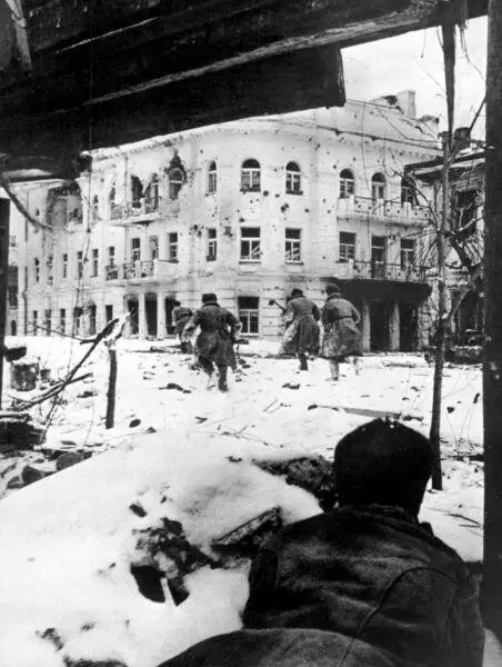 Уличный бой в Великих Луках январь 1943 г 28 ноября КНГалицкий получил - фото 57