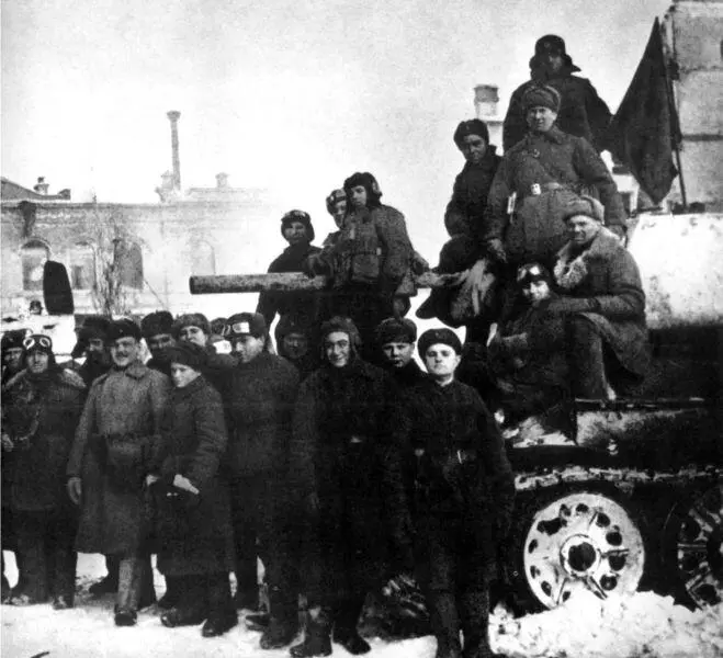 Победители Групповой снимок на память в освобожденном Сталинграде Февраль - фото 62