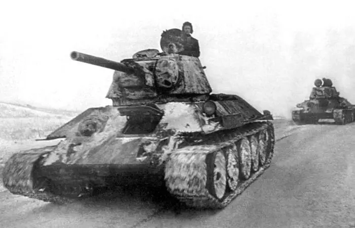 Танки Т34 на марше Южный фронт январь 1943 г В зимнем наступлении 1943 г - фото 64