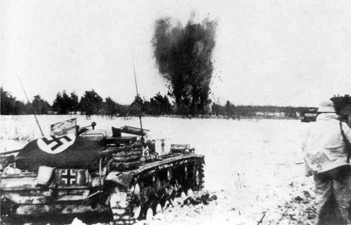 Самоходная установка StuGIII ведет бой в районе Харькова зима 1943 г На - фото 72