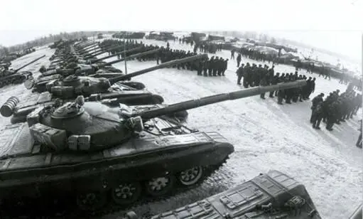 Танковый полк на построении после завершения учений В наступление идет - фото 10