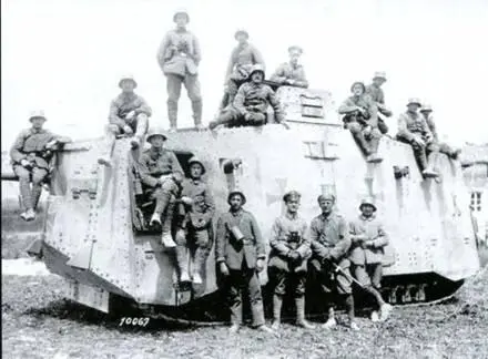 Тяжелый танк А7V и его экипаж Повидимому поняв что здоровая душа хороша - фото 12