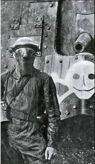 Немецкий танкист в шлеме и защитной маске позирует на фоне своего A7V - фото 14