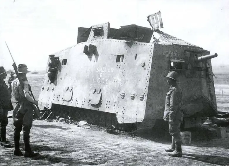 Австралийские пехотинцы осматривают захваченный танк A7V Mephisto Сейчас этот - фото 15