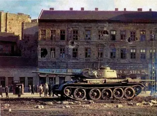 Танк Т44 на улице одного из венгерских городов 1956 год НАЧАЛО И ЗАВЕРШЕНИЕ - фото 4