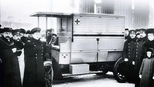 1913 Демонстрация немецкой санитарной машины Adler в СанктПетербурге В России - фото 1