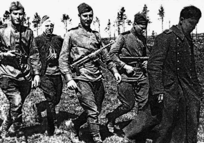Разведчики 161 СД ведут языка А ведь Гедрайтис ко мне на формировке - фото 15