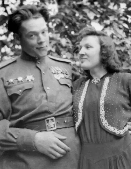 Зоя Александрова с мужем В разведку обычно посылали взвод три танка На них - фото 21