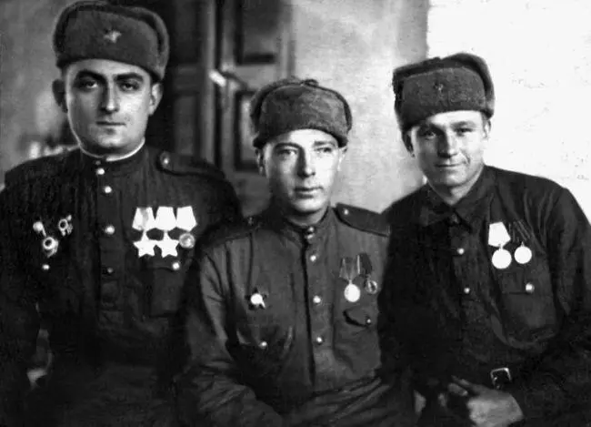 Генрих Кац слева с бойцами роты Так вот однажды я взял Пилата и Краснова - фото 27