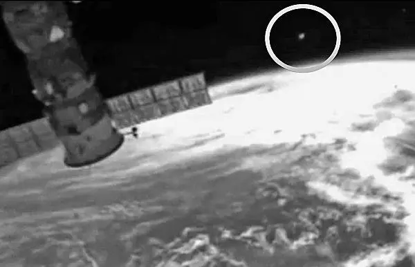 Неопозанный объект замеченный при стыковке Мира и СоюзаТМ12 20 мая - фото 43