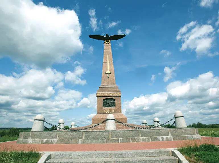 Памятник в Горках Отсюда М И Кутузов руководил сражением Полковник ЖанЖак - фото 115