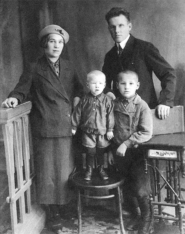 Борис с родителями Клавдией и Николаем и братом Михаилом Березники 1939 - фото 5