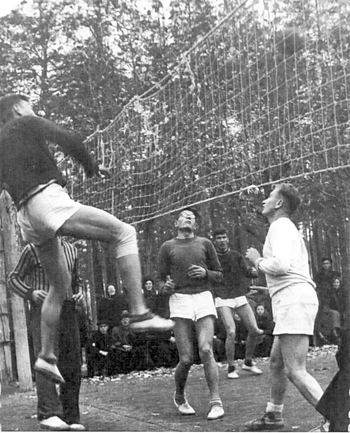 Ввысь На волейбольной площадке в УПИ Ельцин слева 1953 Сергей Скробов - фото 10