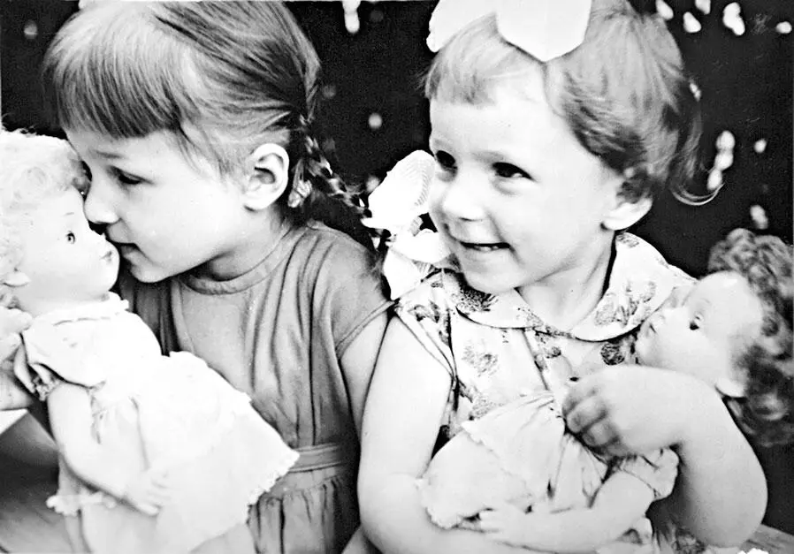 Дочери Ельциных в 1965 году Елене около 7 лет Татьяне 5 Архив семьи - фото 13
