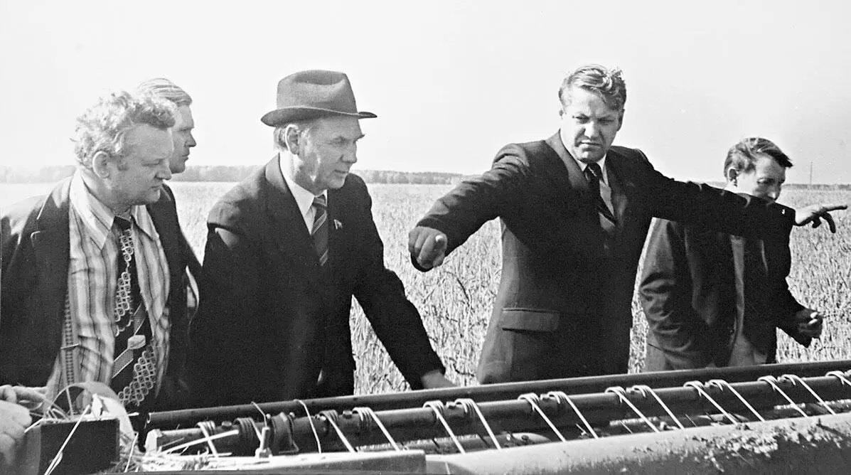 Во время уборки урожая около 1980 Третий слева Анатолий Мехренцев - фото 16