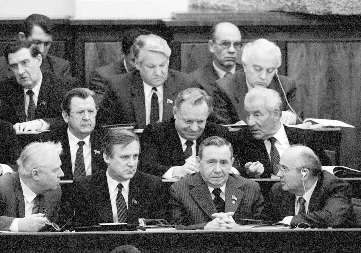 С коллегами по Политбюро на заседании Верховного Совета СССР ноябрь 1986 - фото 19