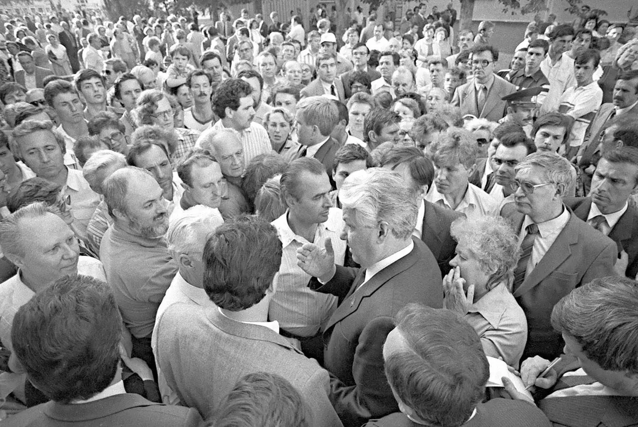 Ельцин первый секретарь Московского горкома С избирателями из избирательного - фото 20