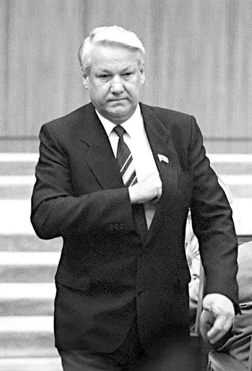 Покидая зал после объявления на партийном съезде о своем выходе из КПСС 12 - фото 23