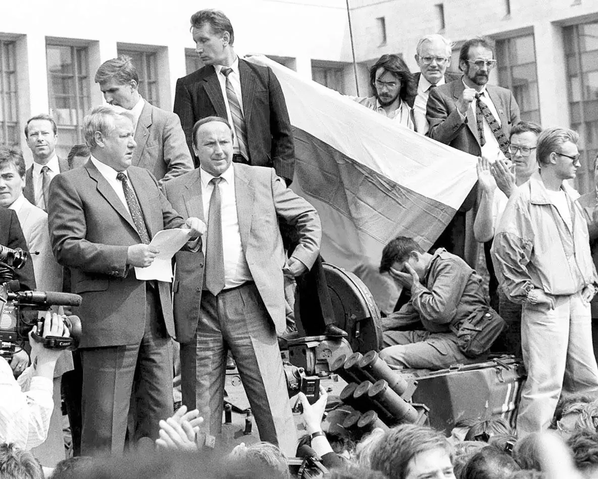 На танке 110 во время попытки переворота 19 августа 1991 Рядом с Ельциным - фото 26