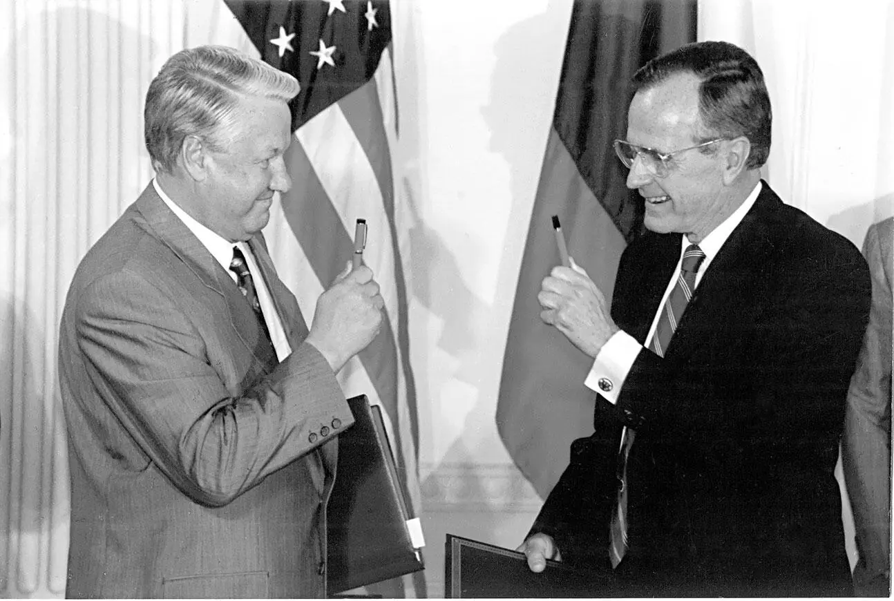 Обмен ручками с Джорджем Бушем после подписания пакта о стратегическом - фото 29