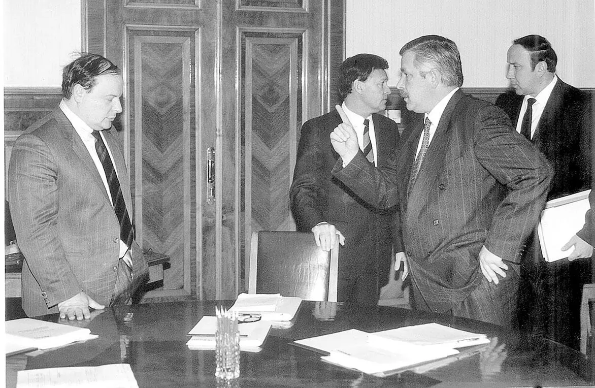 Члены ельцинского правительства осень 1992 Слева направо Егор Гайдар - фото 30