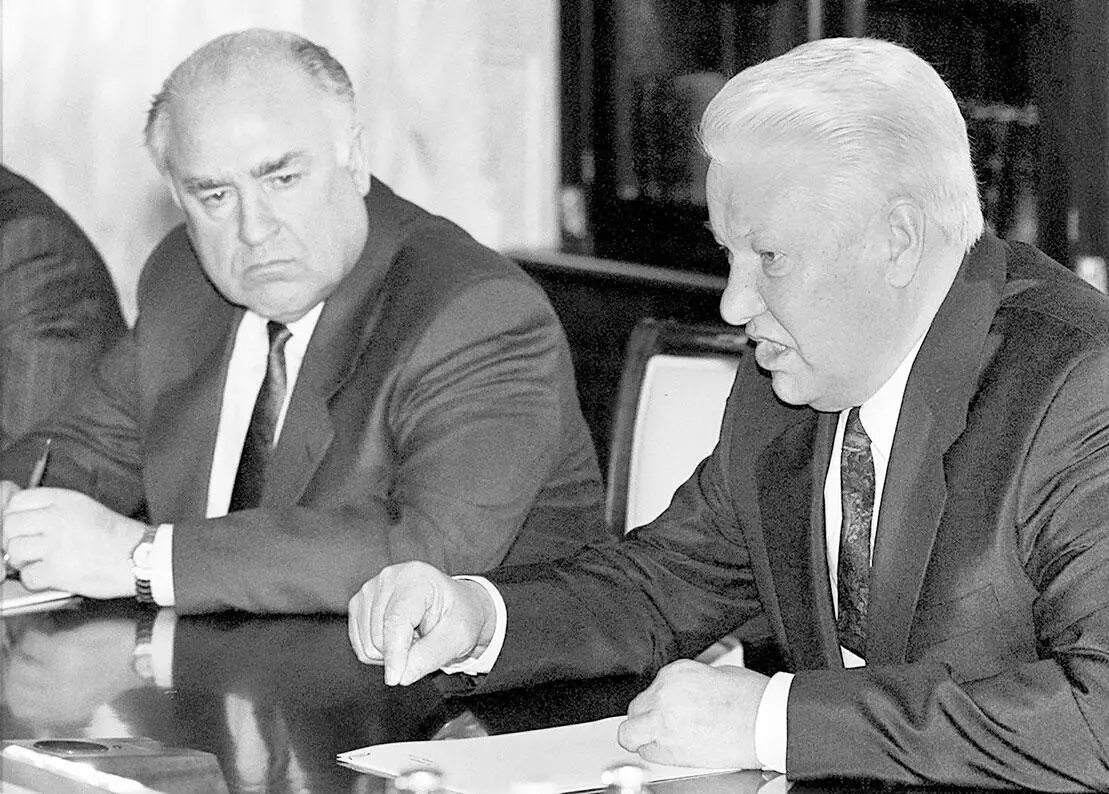 С премьеромдолгожителем Виктором Черномырдиным январь 1996 AP Images С - фото 31